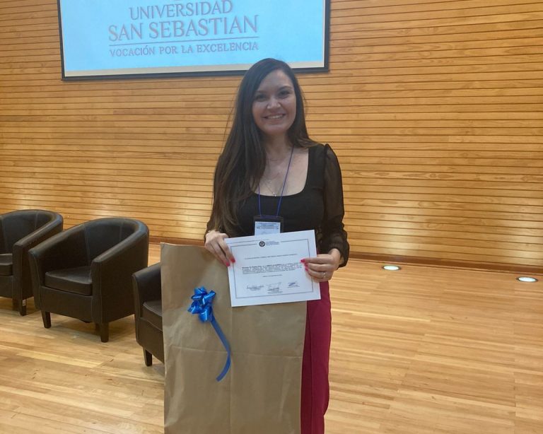 Académica de UDLA recibe premio de excelencia académica por su contribución en el campo de la obesidad