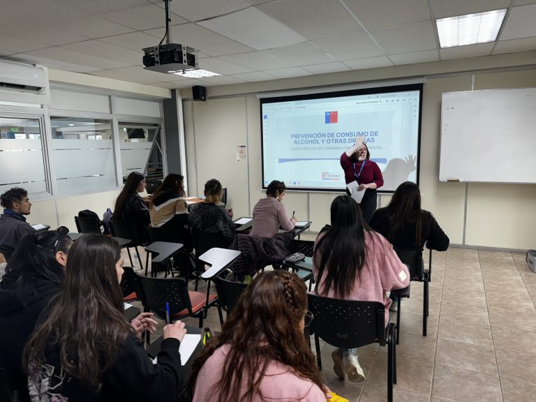 Estudiantes del Campus La Florida participan del taller Riesgos Psicosociales del Consumo Problemático
