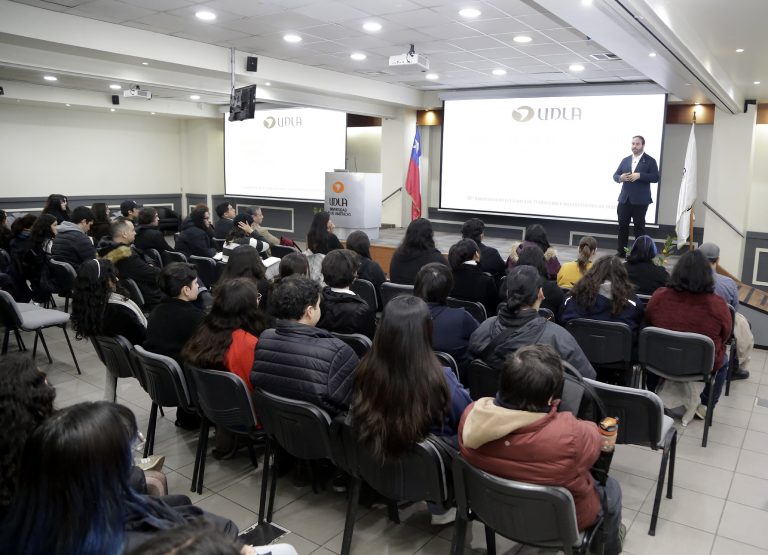 Escuela de Traducción e Interpretación en Inglés celebra su 20° aniversario con charla magistral sobre el mercado de la traducción