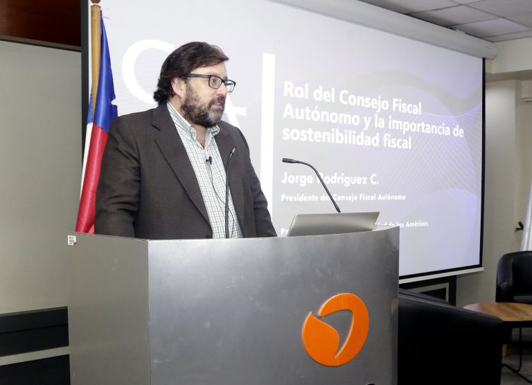 Escuela de Ingeniería Comercial resalta el papel del Consejo Fiscal Autónomo en su Ciclo de Actualidad Económico y Empresarial