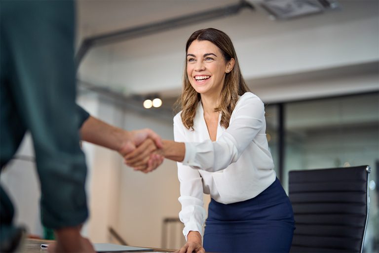 Estudiantes y egresados UDLA reciben claves para fortalecer la búsqueda de empleo después de una feria laboral