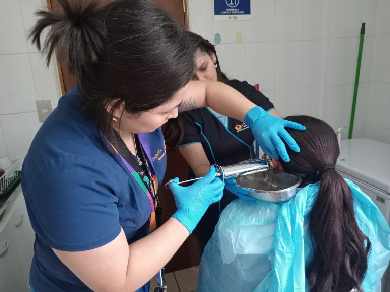 Estudiantes y académicos de la carrera de Fonoaudiología de Campus Los Castaños realizan evaluación auditiva a voluntarios del Cuerpo de Bomberos de Villa Alemana