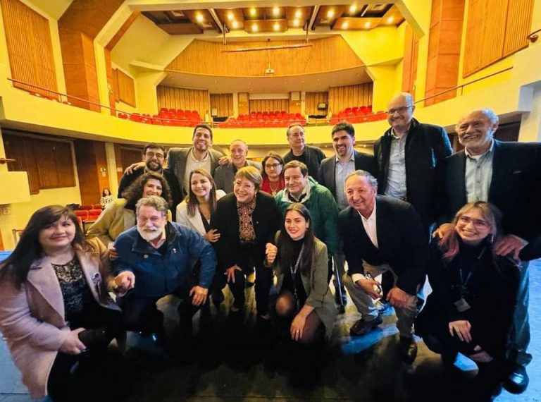 Decano Osvaldo Artaza expone en seminario sobre Atención Primaria junto a expresidenta Michelle Bachelet.