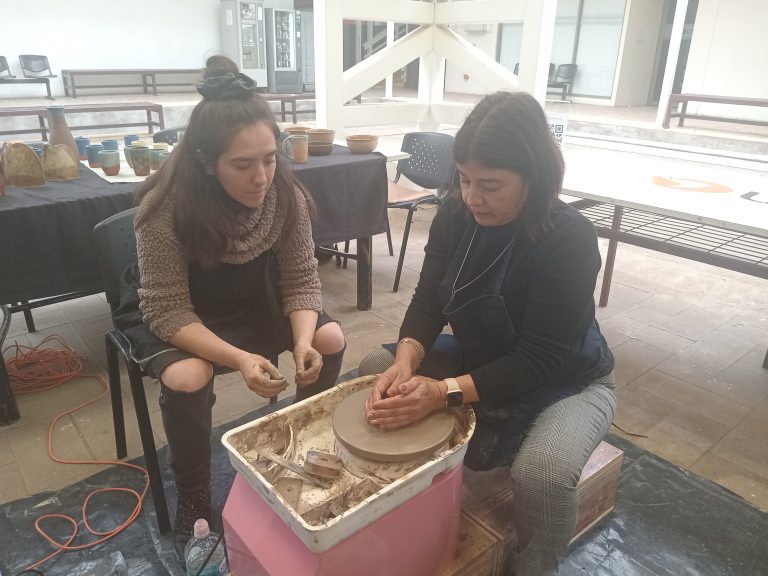 Comunidad educativa y colaboradores de Campus Los Castaños comparten en taller itinerante de alfarería “Torno al patio en UDLA”