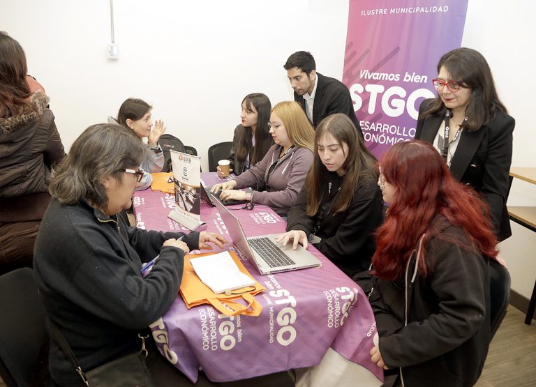Estudiantes de Contador Auditor asisten a emprendedores en la Clínica Contable Tributaria en Santiago