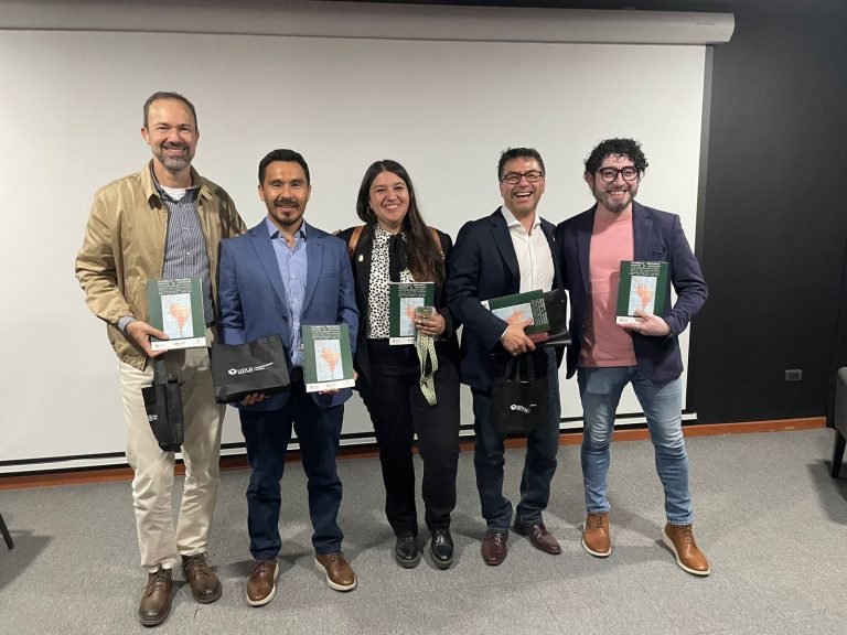 Académico investigador de UDLA lanza libro sobre el desarrollo profesional docente en contextos latinoamericanos