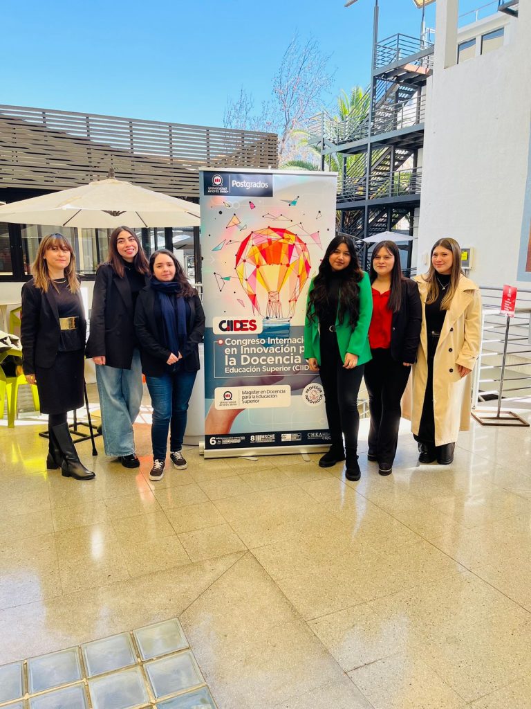 Estudiantes de Pedagogía en Educación Básica exponen junto a académica en congreso internacional sobre innovación docente