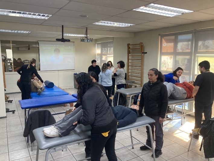 Carrera de Kinesiología capacita a asistentes del Programa Red de Apoyos y Cuidados en La Florida