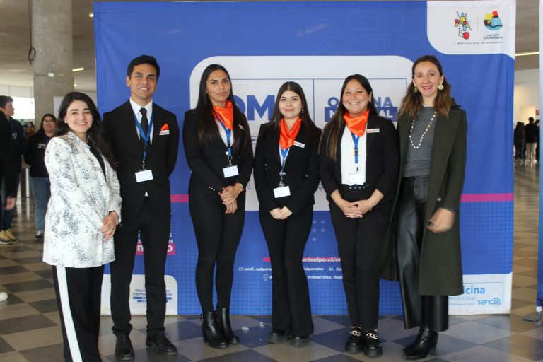 Centro de Desarrollo Profesional y Empleabilidad ofrece charla sobre entrevista de trabajo en feria laboral de Asiva