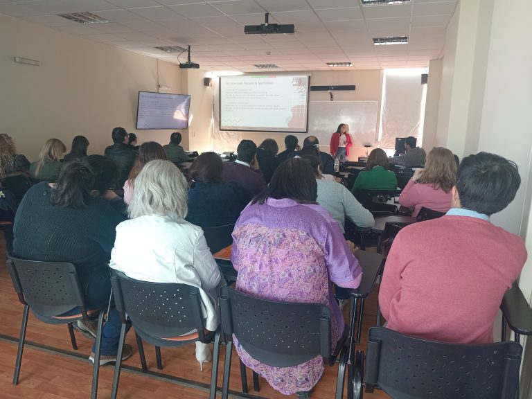 Académicos y colaboradores de Campus Los Castaños participan en charla sobre manejo del estrés y autocuidado
