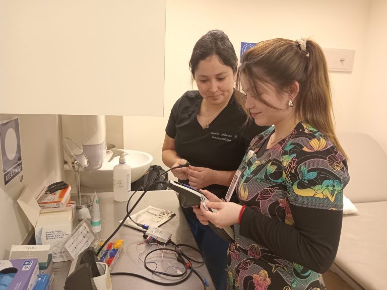 Carrera de Fonoaudiología colabora con Hospital Dr. Gustavo Fricke en la toma de exámenes auditivos