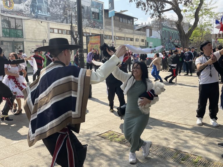 Estudiantes de Pedagogía en Educación Física celebran fiestas patrias bailando cueca con transeúntes de Santiago Centro