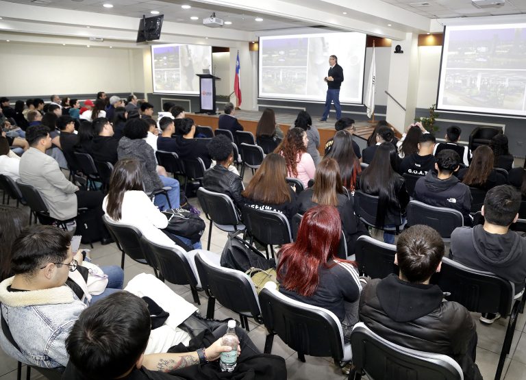 Conversatorios y desafíos prácticos destacan en la Semana de la Ingeniería Comercial en UDLA