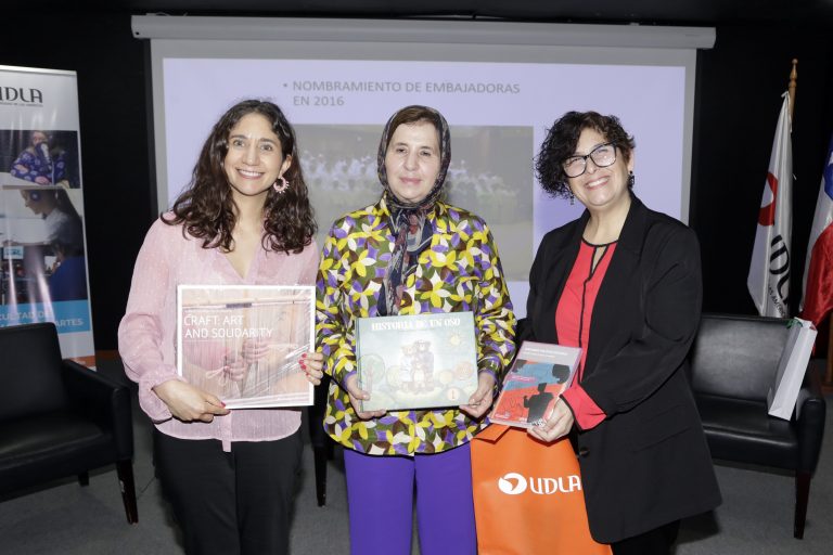 Escuela de Periodismo y Comunicaciones realiza conversatorio con la embajadora de Marruecos en Chile