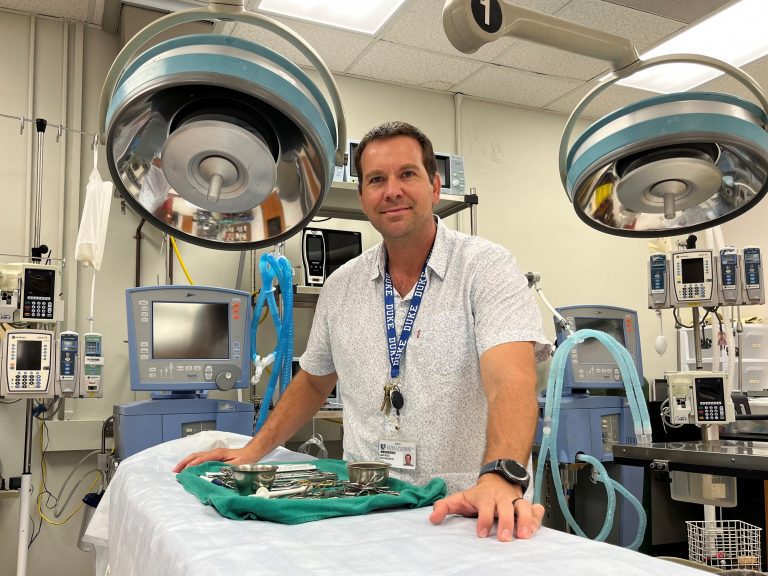 Egresado de FAVA destaca colaborando en investigación clínica en la Universidad de Duke: “UDLA me proporcionó un conocimiento profundo en áreas claves para entender la salud y el bienestar animal”