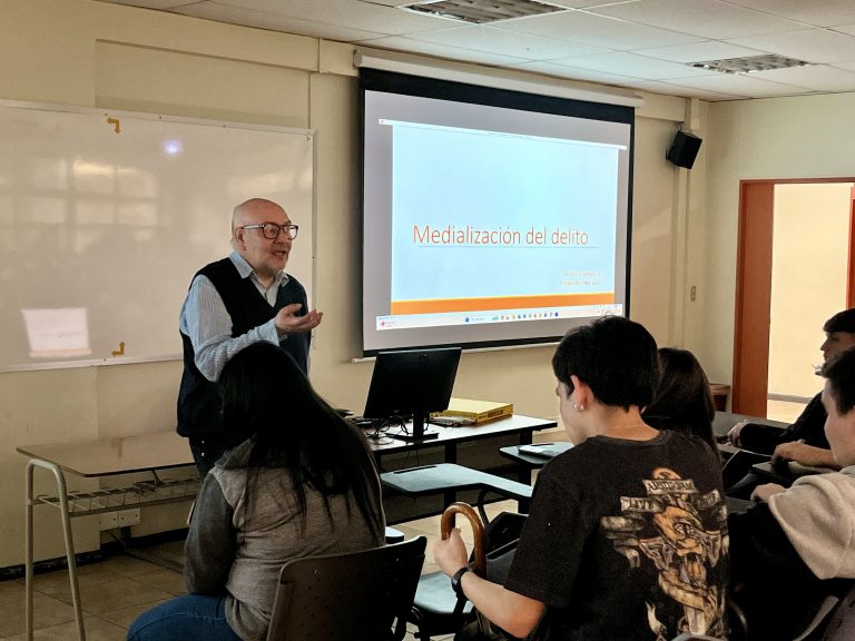 Académico UDLA presenta estudio sobre la Medialización del Delito a estudiantes de Periodismo