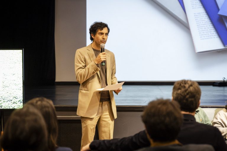 Director de la Escuela de Arquitectura presenta libro que documenta la historia y transformación de una vivienda