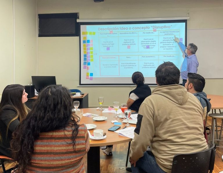 Segundo Taller de Emprendimiento enfatiza en la generación de ideas “disruptivas” y en el trabajo colaborativo