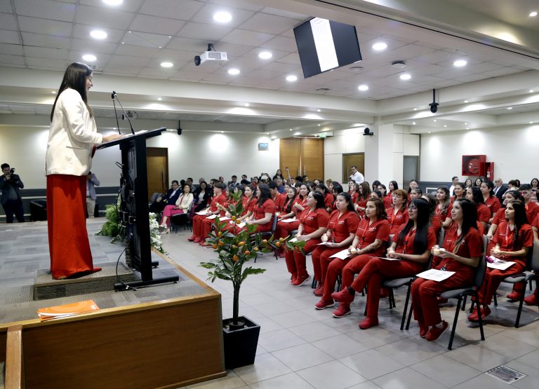 Primera generación de estudiantes de Obstetricia y Puericultura celebra hito de Investidura