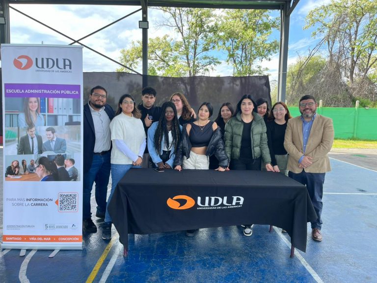 “Feria de Activación Ciudadana” de la Escuela de Administración Pública acerca la educación cívica a estudiantes de enseñanza media