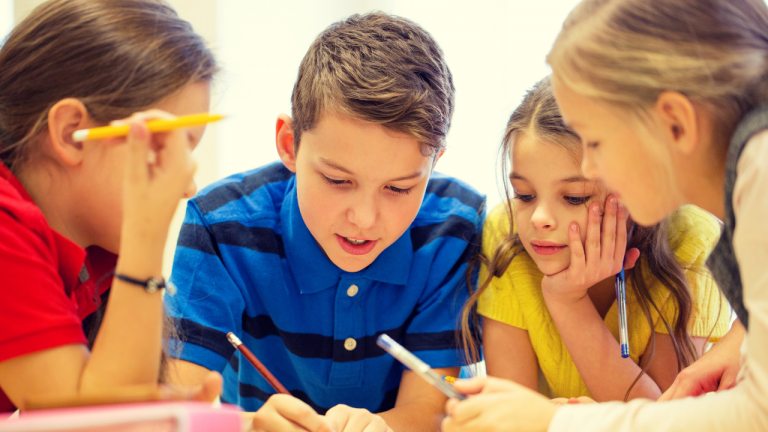 Facultad de Educación presenta informe con propuestas para la actualización curricular de primero básico a segundo medio