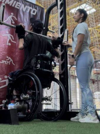 Carla Pedraza, entrenadora paralímpica y egresada UDLA: “Mis profesores avivaron la curiosidad y la resiliencia en mí”