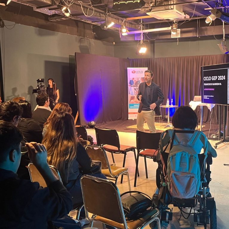 Periodista deportivo Francisco Sagredo comparte su experiencia profesional con estudiantes UDLA