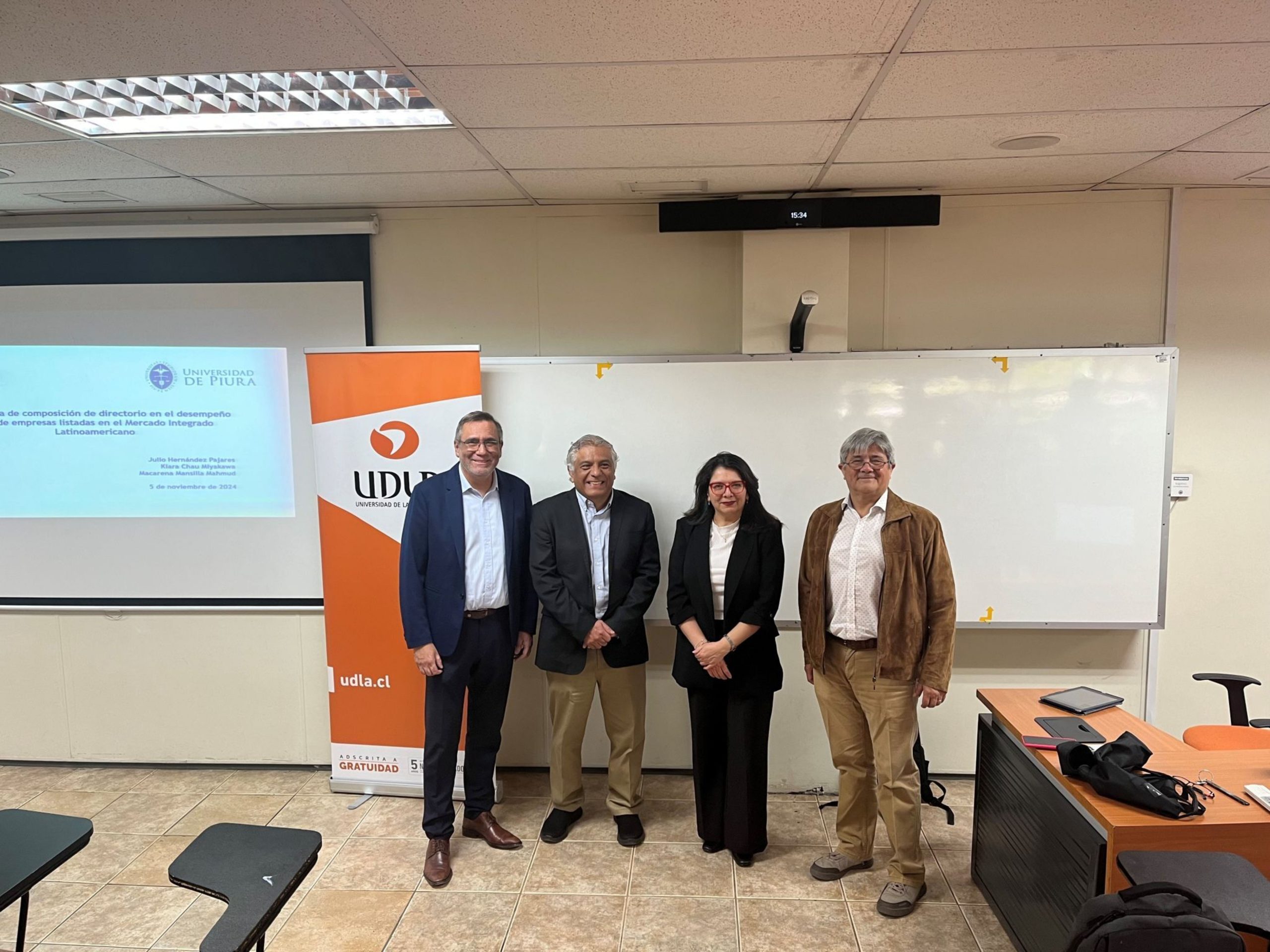 Académico de la Universidad de Piura de Perú comparte claves de sostenibilidad en empresas con estudiantes de UDLA