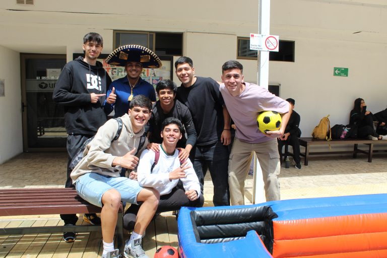 Estudiantes de Sede Viña del Mar celebran 36 años de UDLA con concursos, desafíos y festival de talentos