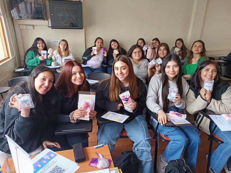 DAE organiza charla educativa sobre salud femenina para fomentar hábitos saludables y prevención entre estudiantes