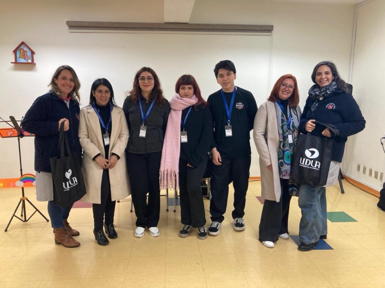 Estudiantes de Traducción UDLA lideran actividad de cuentacuentos en inglés para escolares de La Reina
