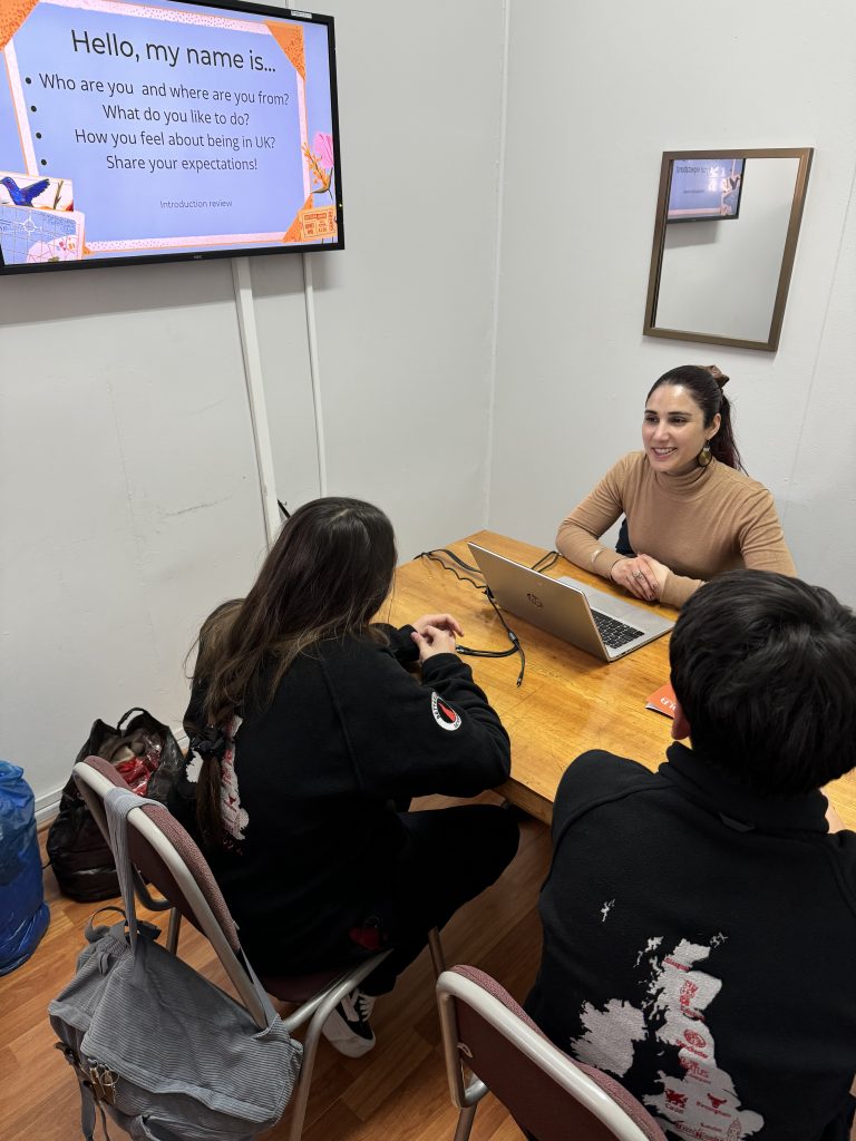 Estudiantes del Colegio Betterland participan en taller de cultura británica en Campus Santiago Centro
