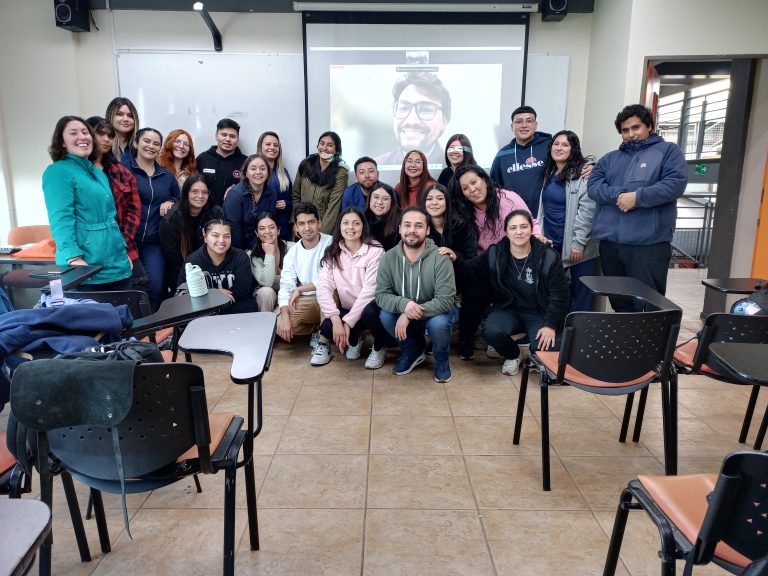 Estudiantes de UDLA participan en charla sobre avances en investigación oncológica