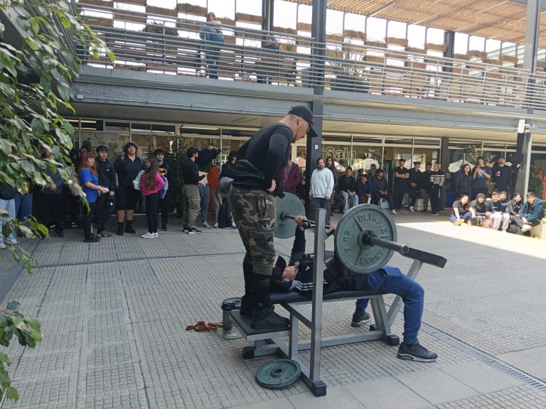 Campus de Sede Santiago realizan intervención deportiva de levantamiento de peso