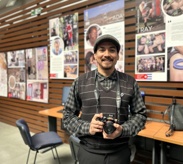 Sede Concepción inaugura exposición fotográfica sobre migrantes cubanos en Chile