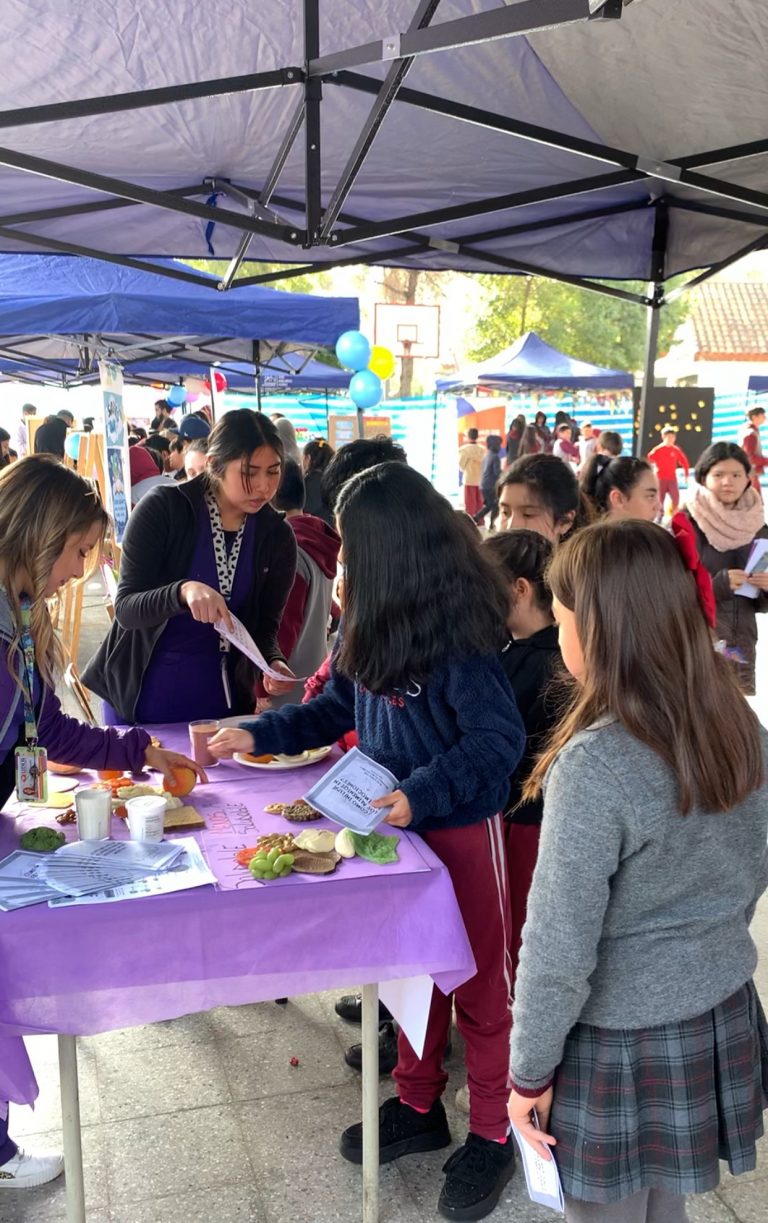 Estudiantes de Nutrición dictan charlas educativas en establecimientos escolares