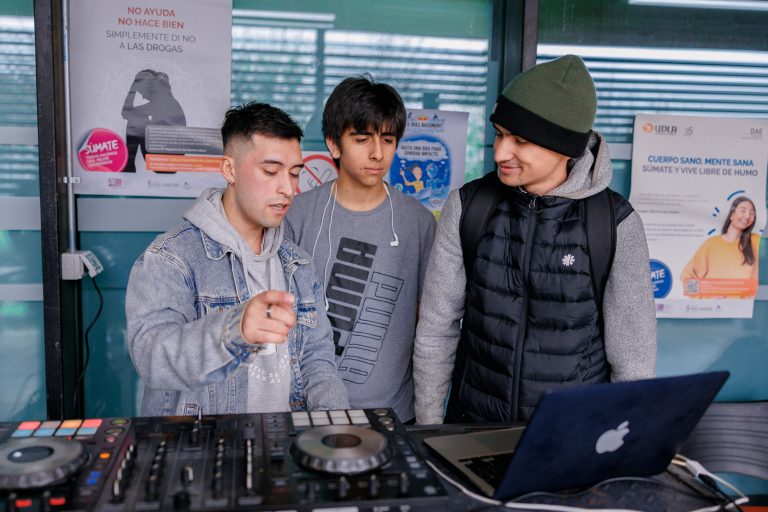 Taller de experimentación musical acerca a estudiantes de UDLA al mundo del DJing y producción electrónica