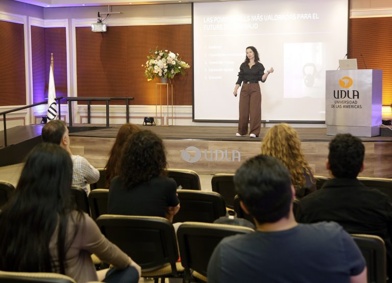 Especialista en gestión de personas brinda herramientas clave a egresados UDLA para cautivar a un headhunter