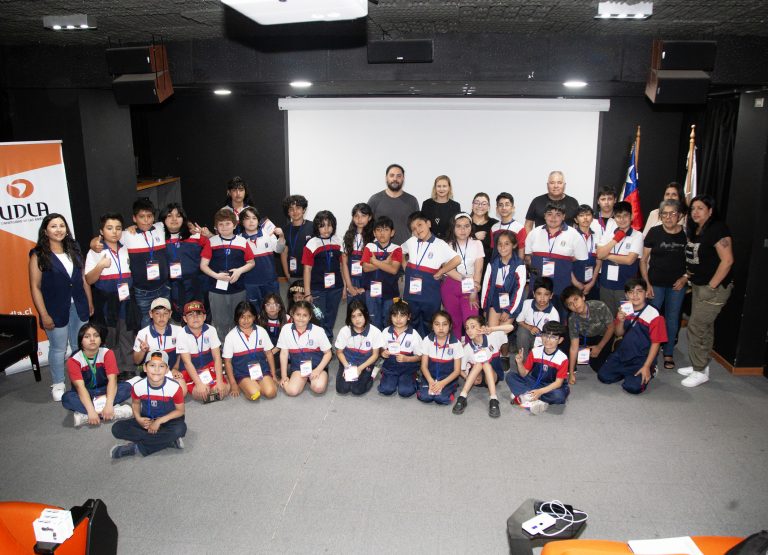 Estudiantes del Colegio Marcelino Champagnat participan en talleres de short videos de la Escuela de Periodismo