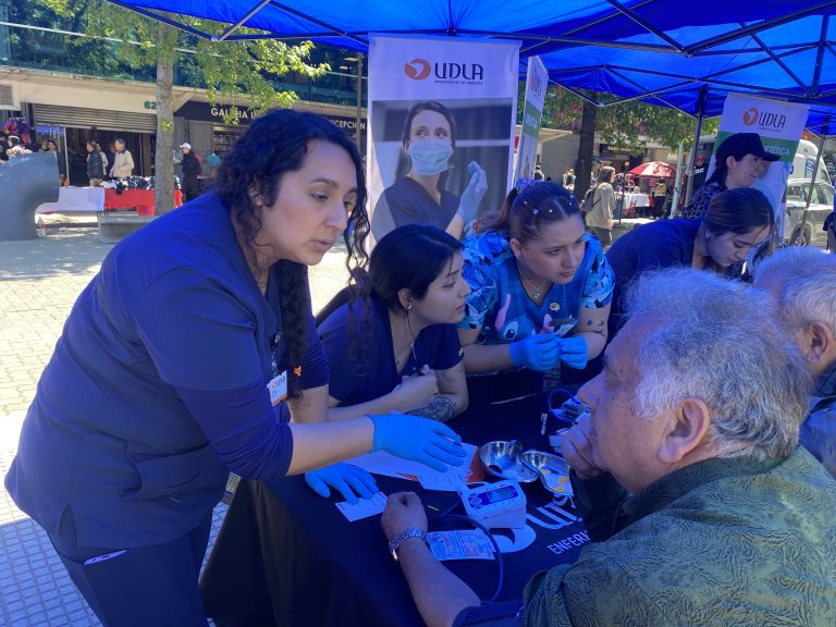 Estudiantes de carreras de la salud participan en operativo realizado en la Plaza Independencia de Concepción