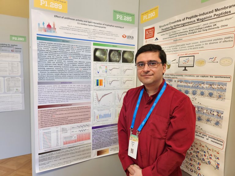 Académico del Instituto de Ciencias Naturales presenta póster en simposio internacional y europeo de péptidos