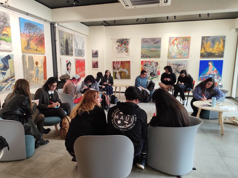 Sala de Exposiciones UDLA impulsa reflexión crítica sobre la guerra a través de mediaciones culturales