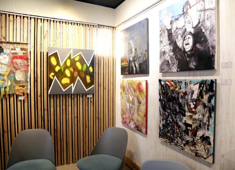 UDLA y APECH inauguran la exposición colectiva «Luz en la Oscuridad» en Campus Providencia