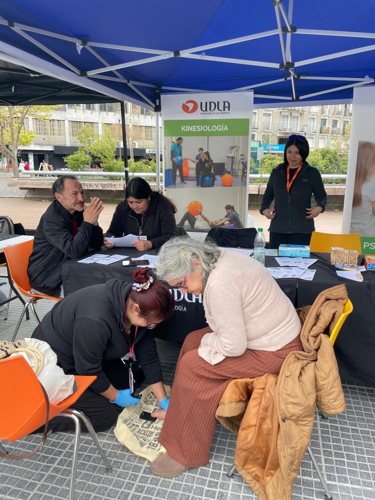 Estudiantes y académicos participan en jornada de prevención y tratamiento del Alzheimer
