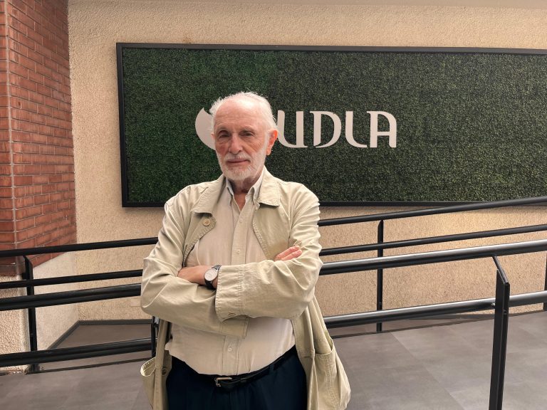 Hernán Sandoval, académico y exdecano de UDLA, es destacado por su rol en la creación del AUGE en libro conmemorativo del Hogar de Cristo
