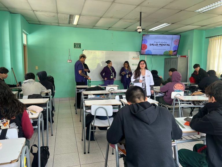 Internos de Nutrición promueven una alimentación saludable a estudiantes que rinden la PAES