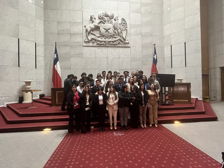 Estudiantes de Periodismo visitan el Congreso Nacional y se reúnen con el presidente del Senado