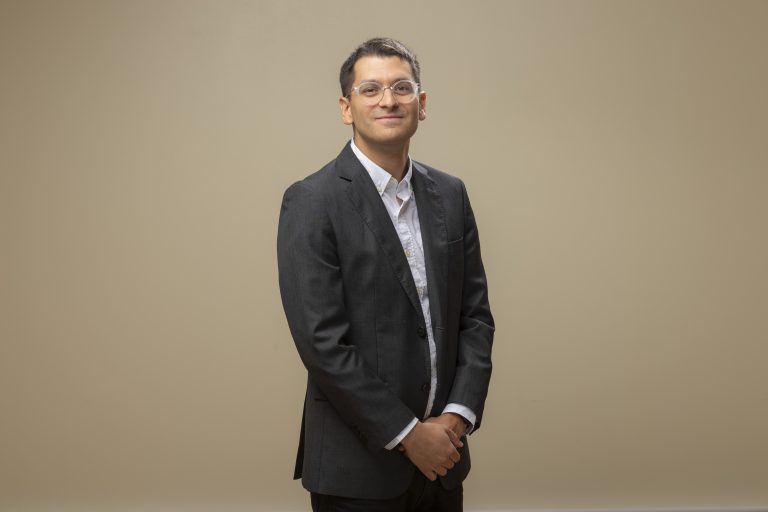 Académico investigador contribuye con capítulo sobre el derecho a la vivienda en libro publicado en España