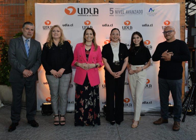 Diversidad de carreras y recorridos profesionales marcan la premiación de egresados destacados UDLA 2024