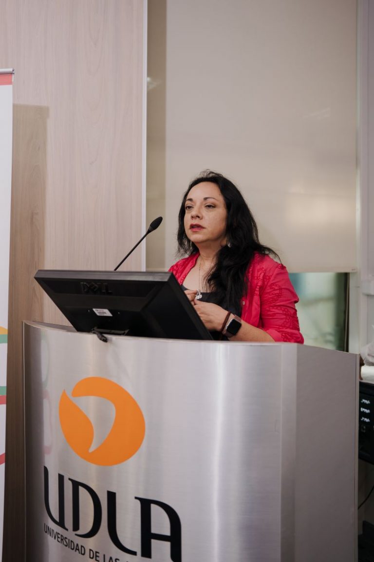 Egresada de Traducción y especializada en interpretación en salud mental: “UDLA me brindó las herramientas y la seguridad para destacar en mi trabajo”